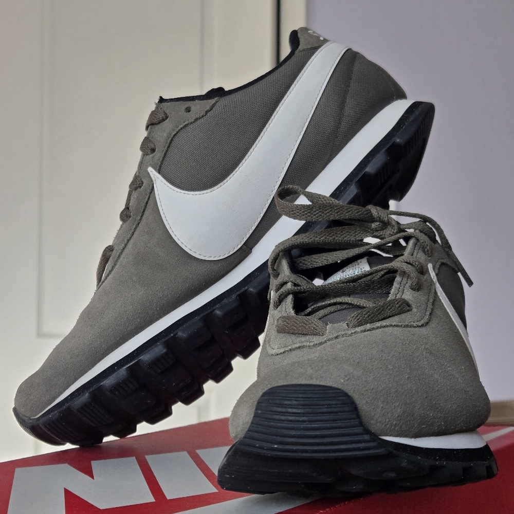 Nike Pre-Love OX Athletic Sneaker Twilight Marsh White Womens Size 10 AO3166-300